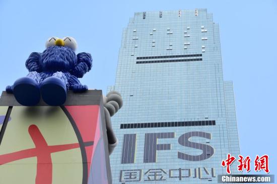 为国际知名艺术家KAWS在大中华区的首个铜制永久雕塑艺术品