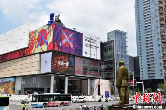 为国际知名艺术家KAWS在大中华区的首个铜制永久雕塑艺术品