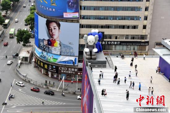 为国际知名艺术家KAWS在大中华区的首个铜制永久雕塑艺术品