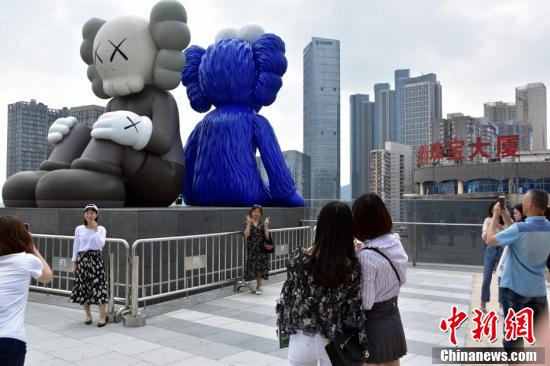 为国际知名艺术家KAWS在大中华区的首个铜制永久雕塑艺术品