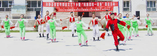 和静县委宣传部文艺下乡暨“民族团结一家亲”联谊活动。巴音达来摄