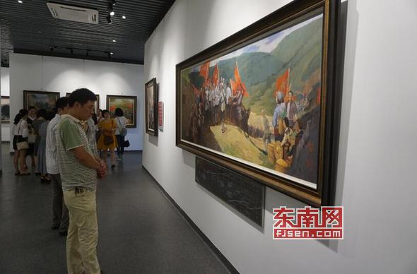每一幅油画作品旁也特地配备相关历史背景说明