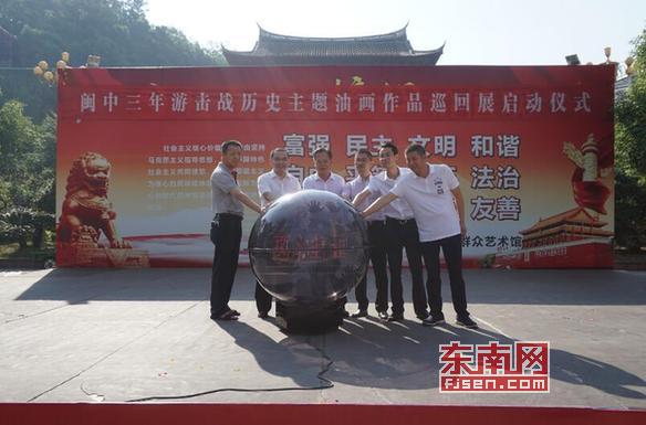 每一幅油画作品旁也特地配备相关历史背景说明