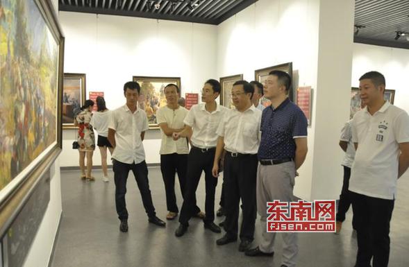 每一幅油画作品旁也特地配备相关历史背景说明