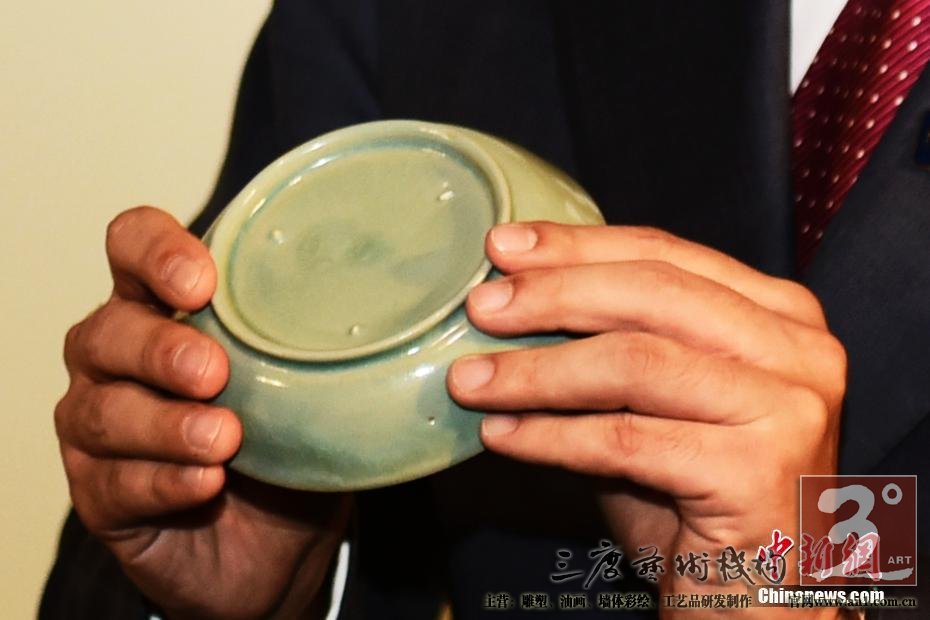 一位匿名买家以2亿9430万港元投得“北宋汝窑天青釉洗”
