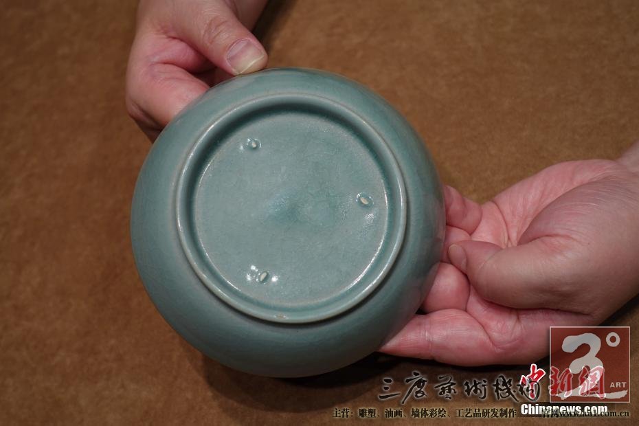 一位匿名买家以2亿9430万港元投得“北宋汝窑天青釉洗”
