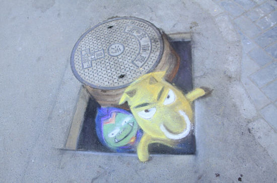 哀木涕跃然井盖旁,路过小心不要踩到它的头